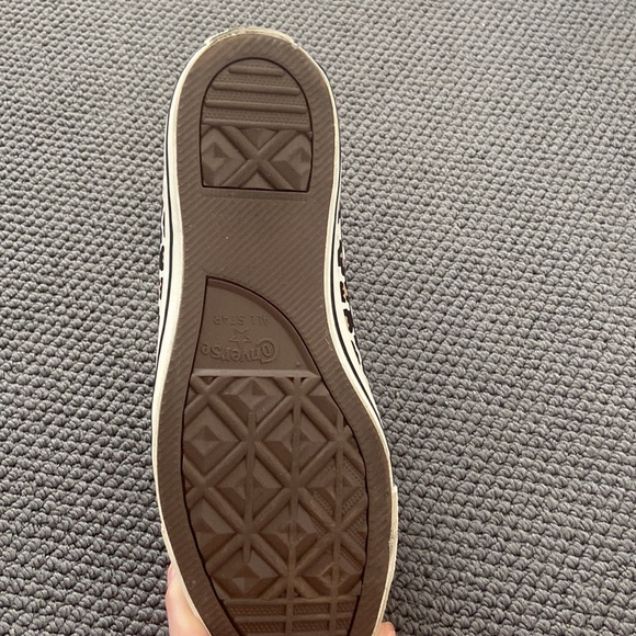 Selling brand new converse, hardly worn and in good condition. Worn twice. - Picture 6 of 8